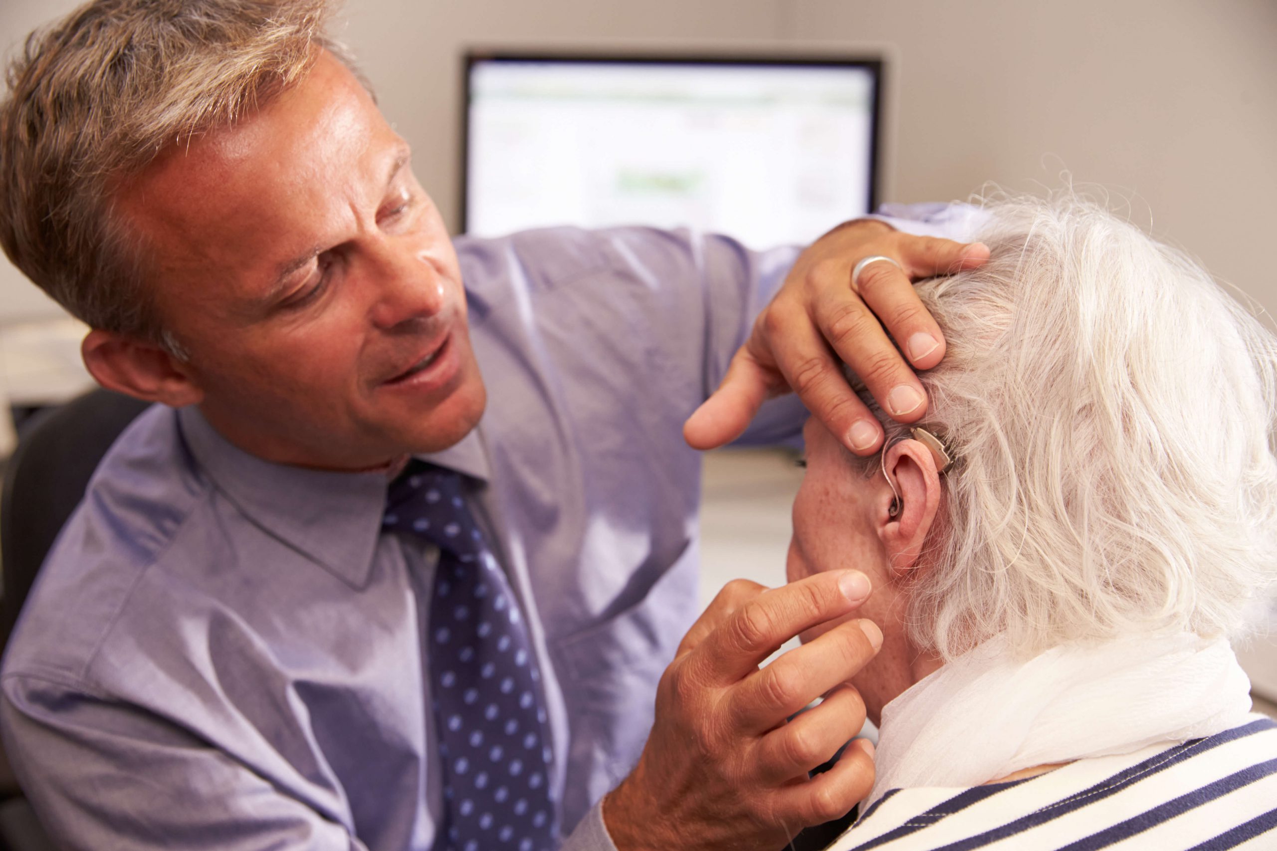 Причины слуховых нарушений. Нейросенсорная тугоухость. Снижение слуха. Старческая глухота. Люди с нарушением слуха.